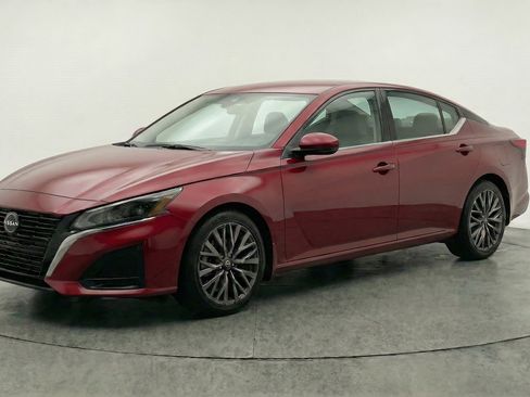 Used 2025 Nissan Altima 2.5 SV FWD image 3