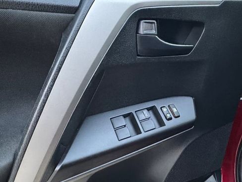 Used 2018 Toyota RAV4 LE image 5