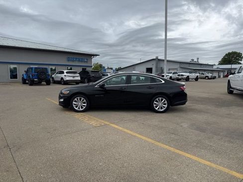 Used 2019 Chevrolet Malibu LT w/ Leather Package FWD image 4