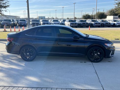 Certified 2025 Volkswagen Jetta SE image 9