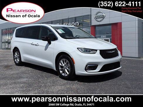 Used 2026 Chrysler Pacifica Limited FWD image 1