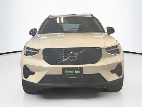 Used 2025 Volvo XC40 B5 Plus AWD/4WD image 2