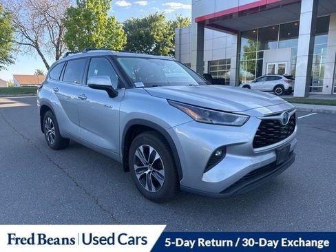 Used 2021 Toyota Highlander XLE AWD/4WD image 2