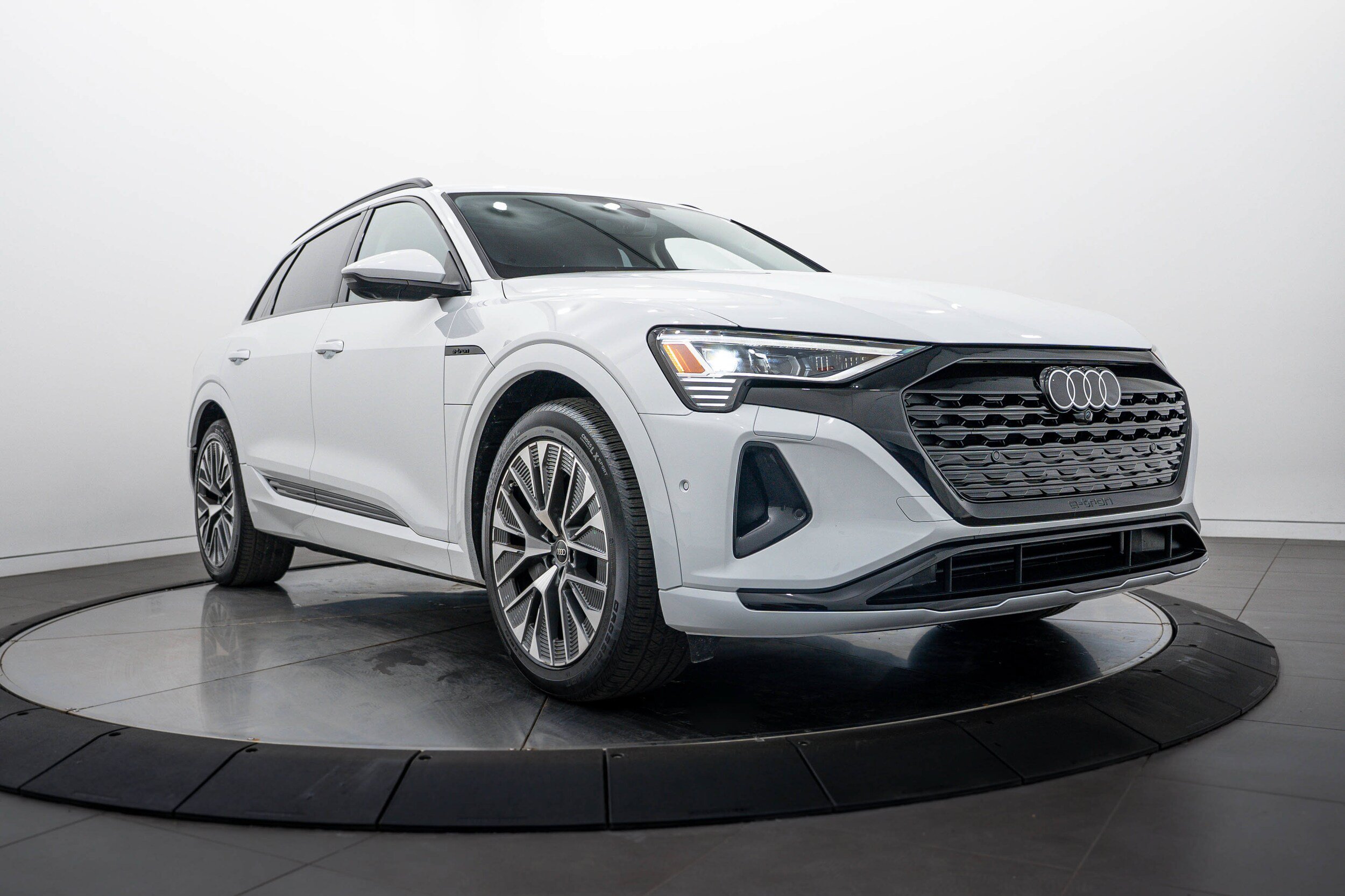 Used 2024 Audi Q8 e-tron Premium Plus AWD/4WD image 1