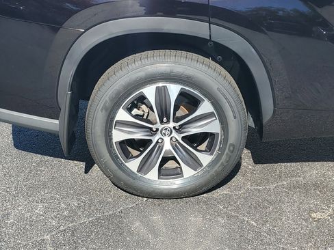 Used 2021 Toyota Highlander XLE AWD/4WD image 8