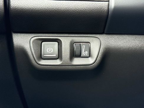 Used 2023 GMC Acadia SLE image 12