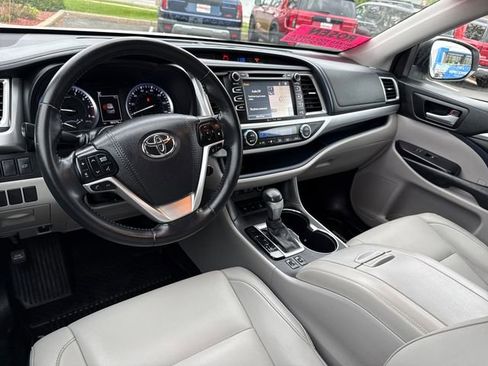Used 2017 Toyota Highlander XLE AWD/4WD image 27