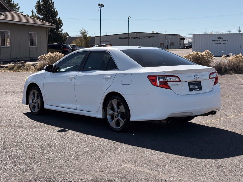 Used 2014 Toyota Camry SE w/ Moonroof Package FWD image 4