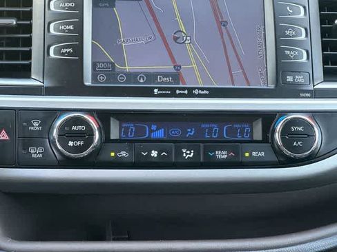 Used 2019 Toyota Highlander XLE AWD/4WD image 16