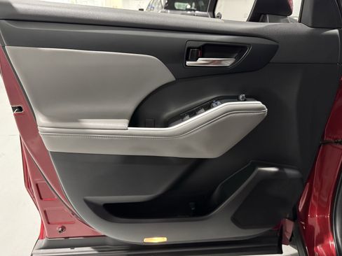 Used 2020 Toyota Highlander XLE image 23