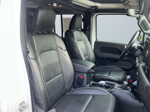 Used 2022 Jeep Wrangler Unlimited Sahara w/ Cold Weather Group image 15