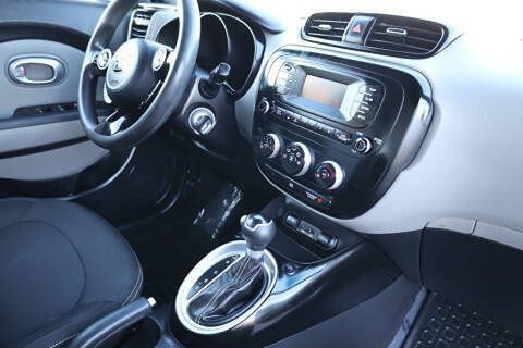 Used 2015 Kia Soul + FWD image 14