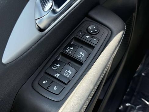 Used 2025 Chrysler Pacifica Limited FWD image 21