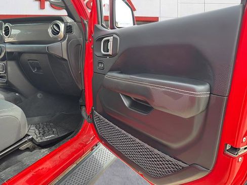 Used 2019 Jeep Wrangler Unlimited Sahara AWD/4WD image 18