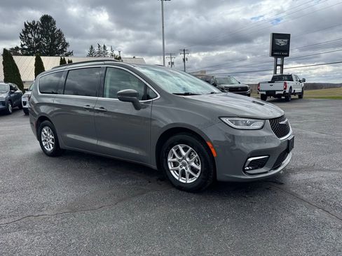 Used 2022 Chrysler Pacifica Touring-L image 10