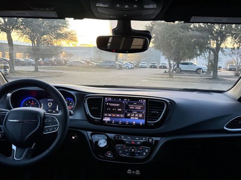 Used 2025 Chrysler Pacifica Select image 35