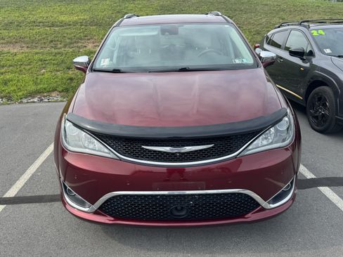Used 2017 Chrysler Pacifica Limited FWD image 2