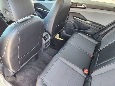 Certified 2023 Volkswagen Taos SE w/ Panoramic Sunroof Package AWD/4WD image 25