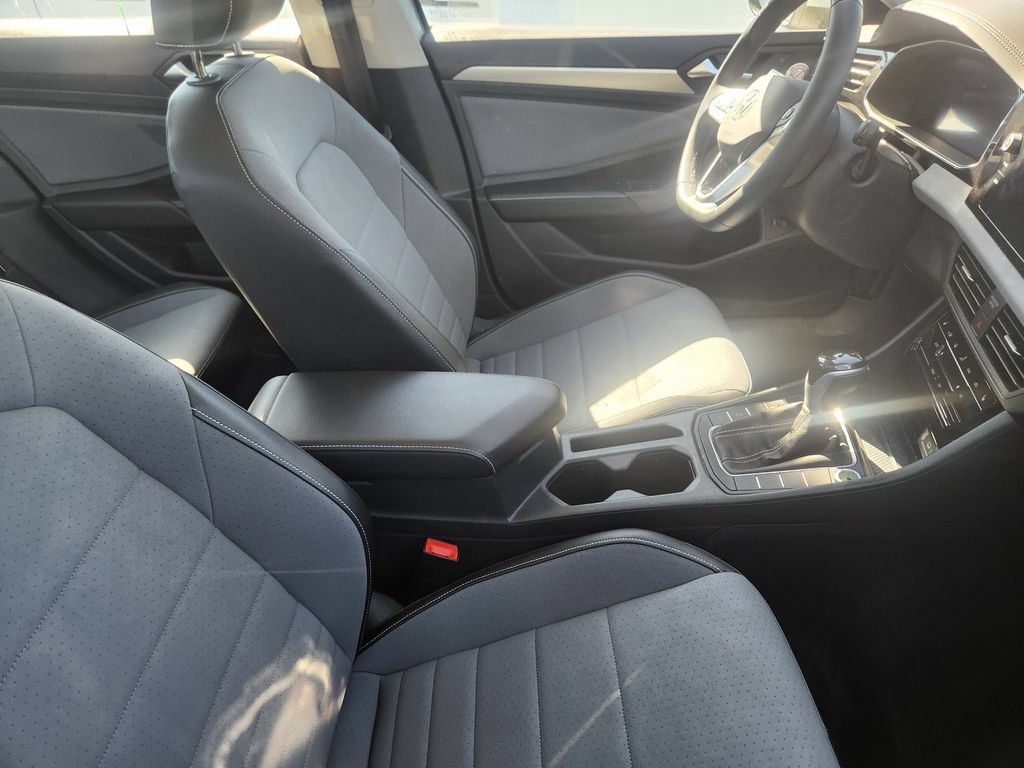 Used 2025 Volkswagen Jetta SE FWD image 10