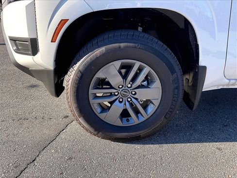 Used 2025 Nissan Frontier SV image 7