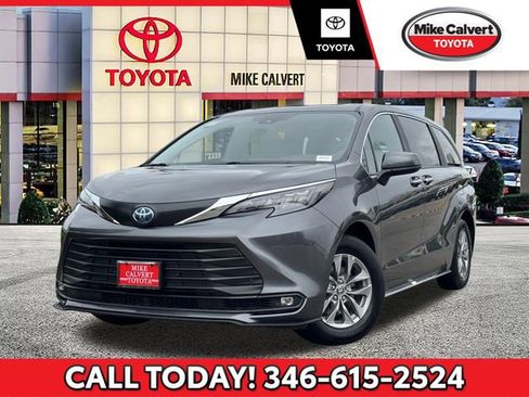 Used 2025 Toyota Sienna XLE FWD image 1