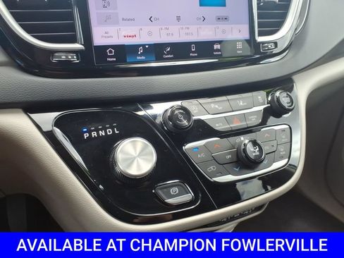 Used 2023 Chrysler Pacifica Touring-L FWD image 23