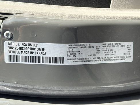 Used 2024 Chrysler Pacifica Limited FWD image 40