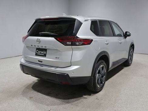 Used 2024 Nissan Rogue SV FWD image 2