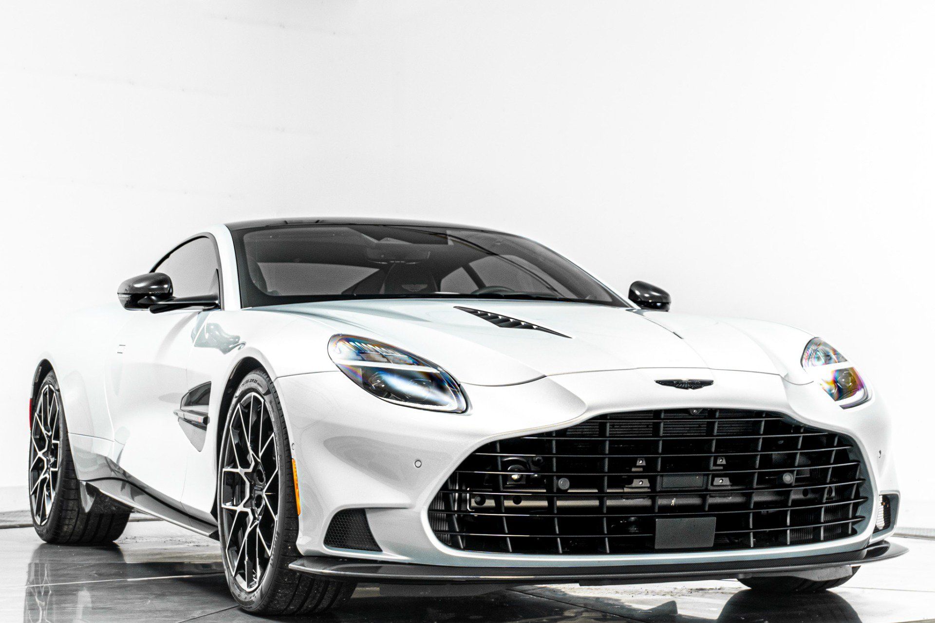 Used 2025 Aston Martin Vanquish RWD image 3
