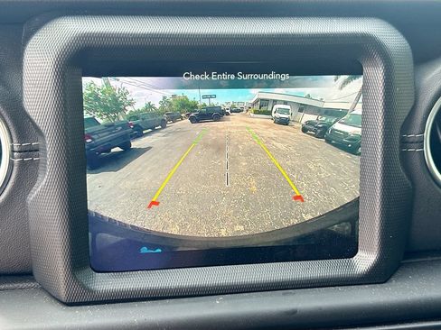Used 2023 Jeep Wrangler Unlimited Sahara w/ Cold Weather Group AWD/4WD image 15