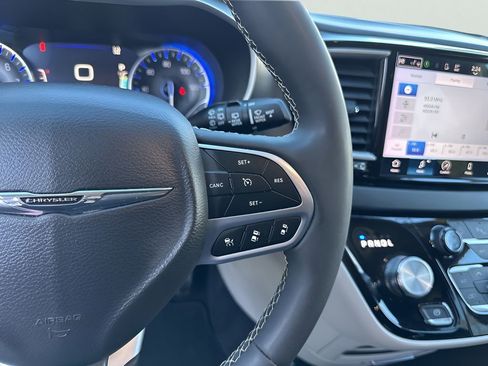 Used 2024 Chrysler Pacifica Touring-L FWD image 25