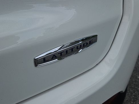 Used 2018 Jeep Compass Latitude w/ Cold Weather Group AWD/4WD image 5
