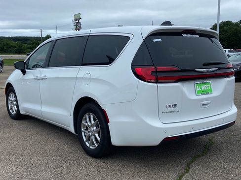 Used 2025 Chrysler Pacifica Select FWD image 5