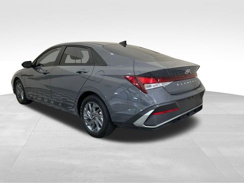 Used 2024 Hyundai Elantra SEL FWD image 3