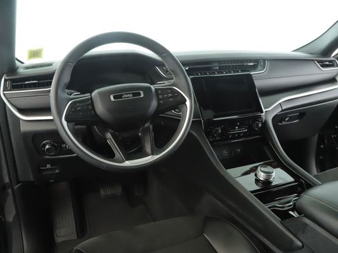 Used 2023 Jeep Grand Cherokee Altitude AWD/4WD image 2