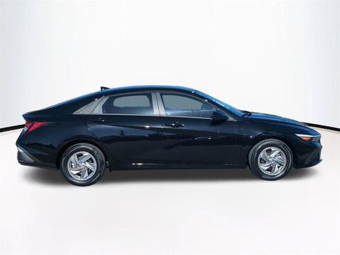 New 2026 Hyundai Elantra SE FWD image 4