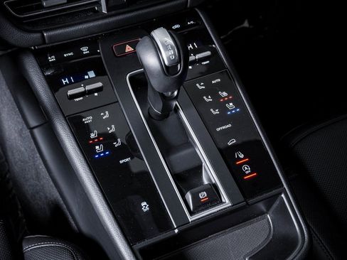 Certified 2025 Porsche Macan image 24