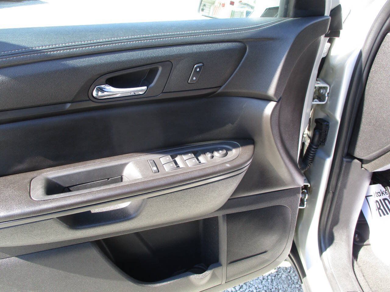 Used 2017 Chevrolet Traverse LT w/ Style and Technology Package FWD image 18