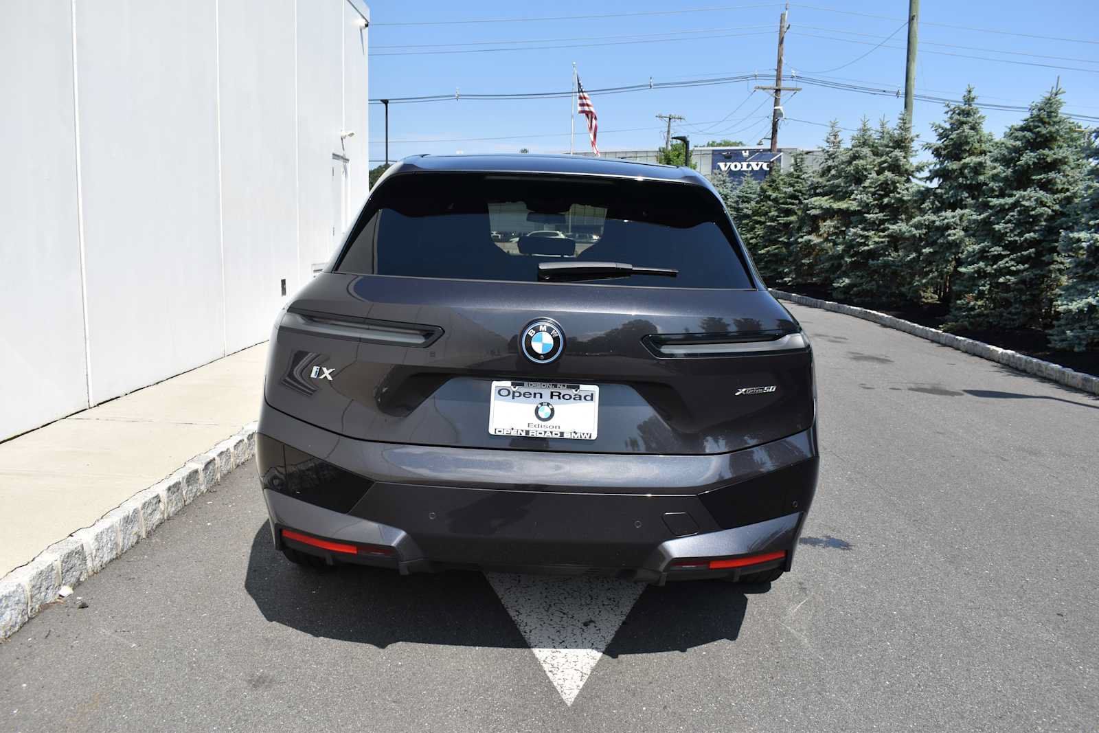 Used 2024 BMW iX xDrive50 w/ Sport Package AWD/4WD image 6