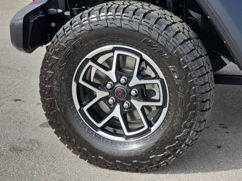 Used 2024 Jeep Gladiator Rubicon w/ Technology Group image 12