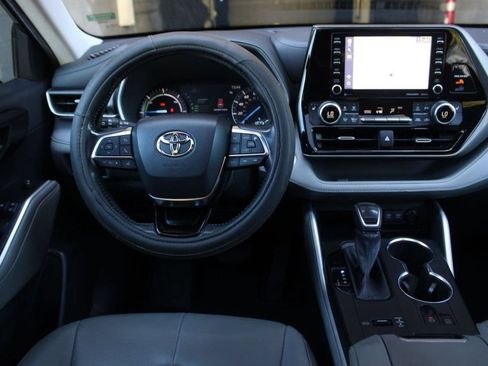 Used 2020 Toyota Highlander XLE FWD image 35