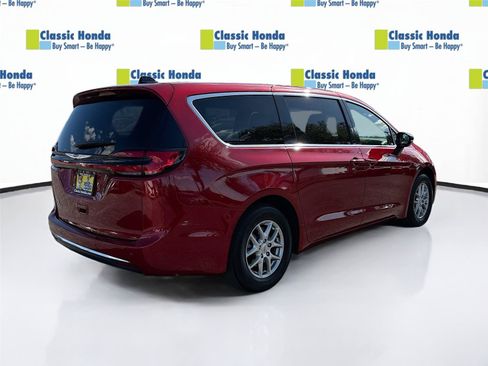 Used 2025 Chrysler Pacifica Select FWD image 8