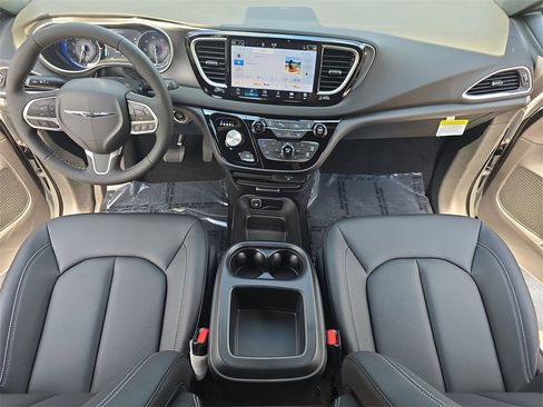 New 2026 Chrysler Voyager LX image 9