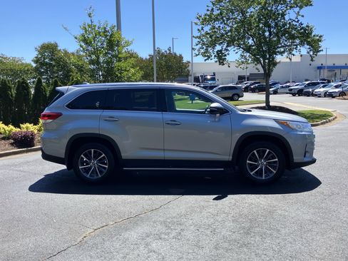 Used 2019 Toyota Highlander XLE AWD/4WD image 11