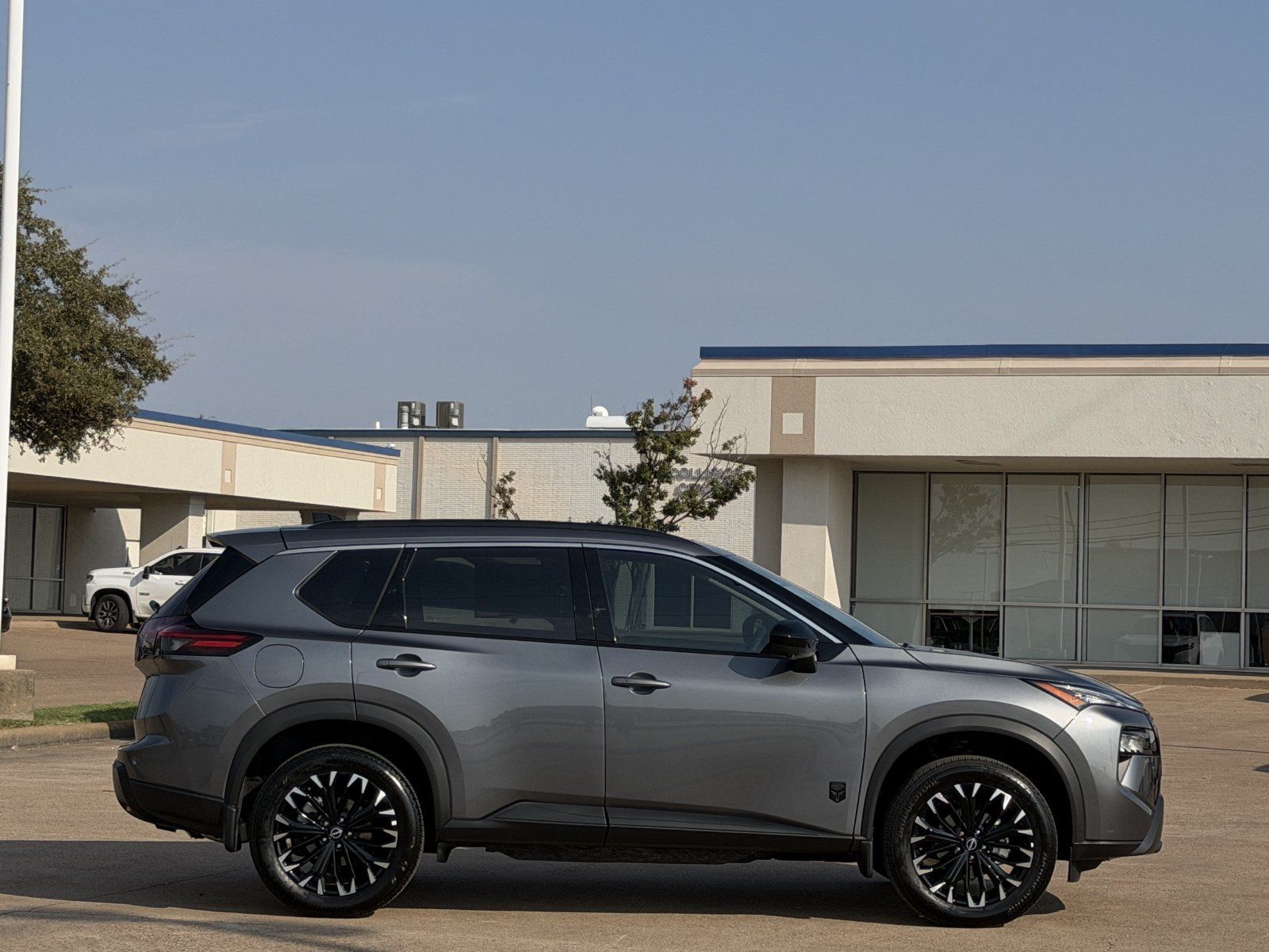 Used 2026 Nissan Rogue Dark Armor FWD image 3