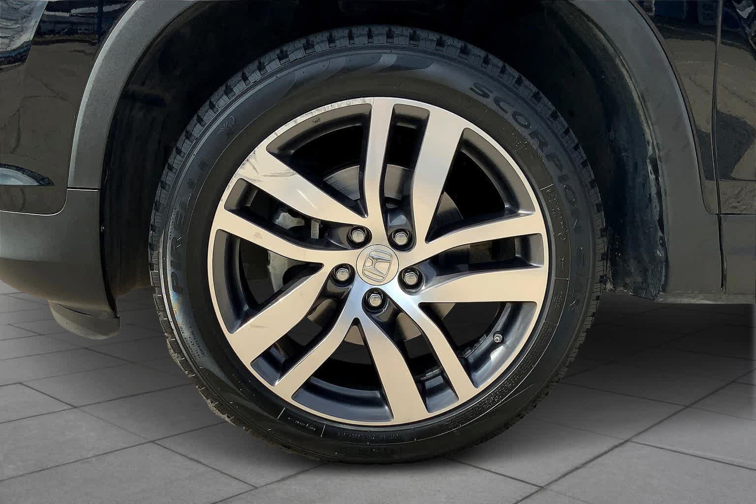 Used 2017 Honda Pilot Elite image 11