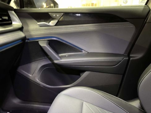 Certified 2025 Volkswagen Tiguan SE R-Line image 24