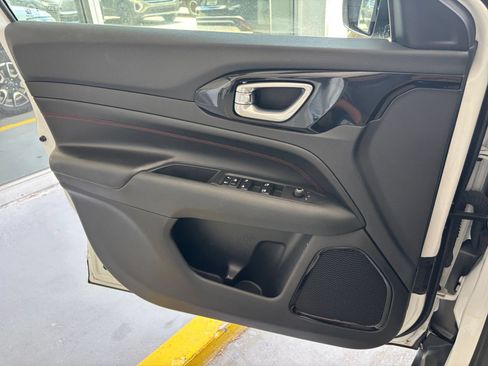Used 2025 Jeep Compass Trailhawk AWD/4WD image 18