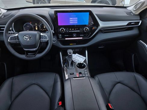 Certified 2026 Toyota Highlander Limited AWD/4WD image 14