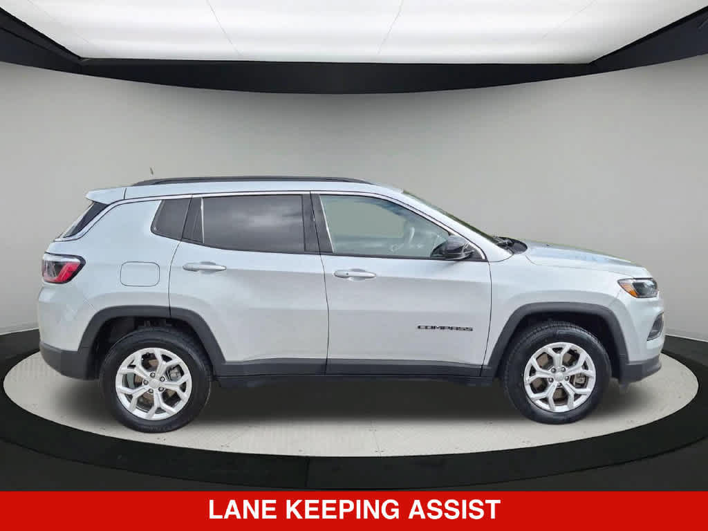 Used 2024 Jeep Compass Latitude AWD/4WD image 8